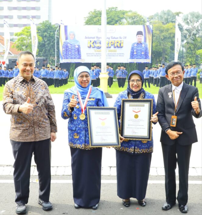 
					Gubernur Khofifah: Rekor MURI Ini Bukti Jatim Konsisten Lahirkan Aparatur Adaptif dan Kompeten di Era Transformasi Digital