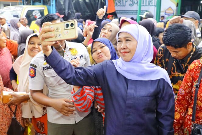 
					Gubernur Khofifah Bagikan Beras Gratis bagi Lansia di Sawotratap, Tegaskan Perlindungan untuk Kelompok Rentan Jelang Nataru