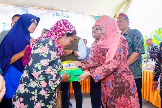 
					Gubernur Khofifah Dorong Pemerataan Akses Sembako Terjangkau, Pasar Murah ke-287 di Bangkalan Diserbu Ibu-Ibu