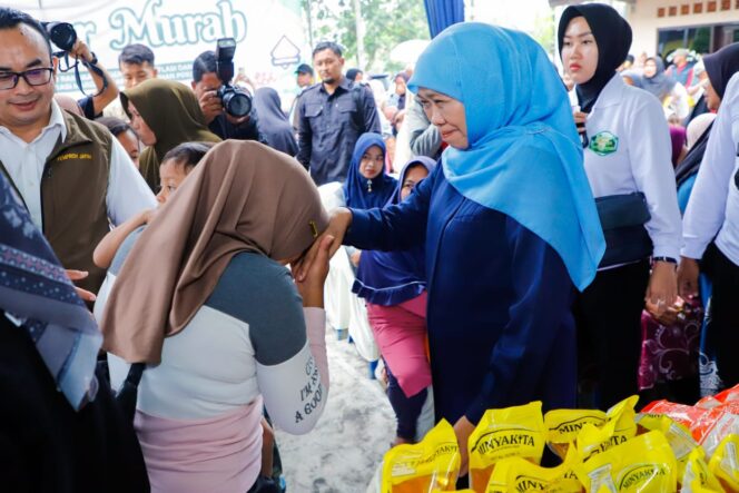 
					Gubernur Khofifah Gelar Pasar Murah ke-290 di Candipuro Lumajang, Bantu Warga Akses Sembako Murah Jelang Nataru
