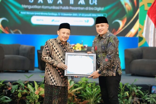 
					Kepala Biro Adpim Jatim Terima Transformative Islamic Communication Award, Perkuat Narasi Kebaikan Pesantren di Era Digital