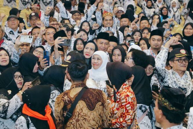 
					Gubernur Khofifah: Dari Tangan Guru Lahir Pemimpin Indonesia Emas, Tegaskan di HUT PGRI ke-80 Jawa Timur