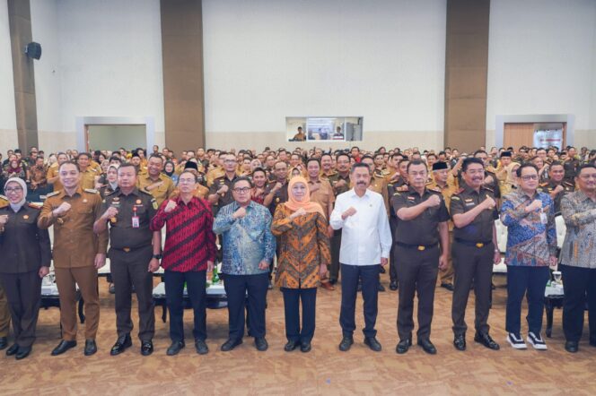 
					Gubernur Khofifah Dorong Implementasi KUHP Baru Lewat MoU Pidana Kerja Sosial dengan Kejati Jatim