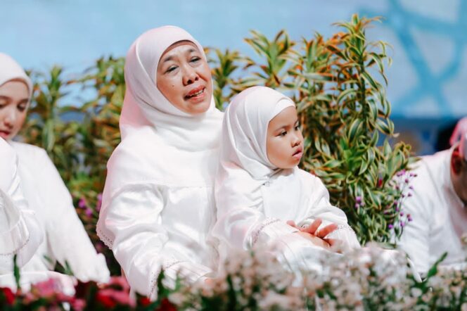 
Gubernur Khofifah dan Emil Dardak Bersama Habib Syech Tutup 2025 dengan Sholawat dan Doa, Ribuan Warga Jatim Doakan Indonesia Kuat dan Rukun di 2026