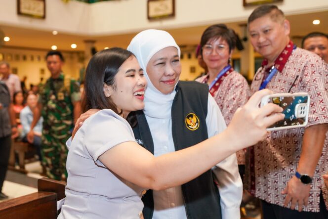 
					Jemaat Sambut Hangat Peninjauan Gereja, Gubernur Khofifah Tegaskan Sinergi Aparat dan Masyarakat Kunci Damai Natal 2025