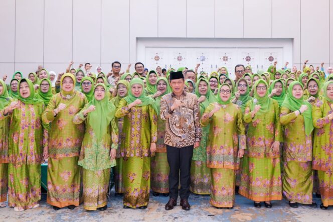 
Khofifah Tekankan Sinergitas Muslimat NU–KLH RI, Pastikan Mustika Darling Jadi Motor Penggerak Perubahan Perilaku Sadar Lingkungan di Level Grassroots