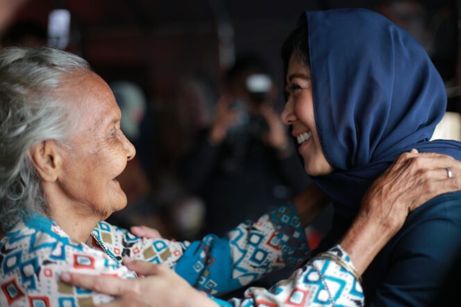 
Cerita Nenek Siti Bertahan Hidup Saat Banjir Melanda Aceh