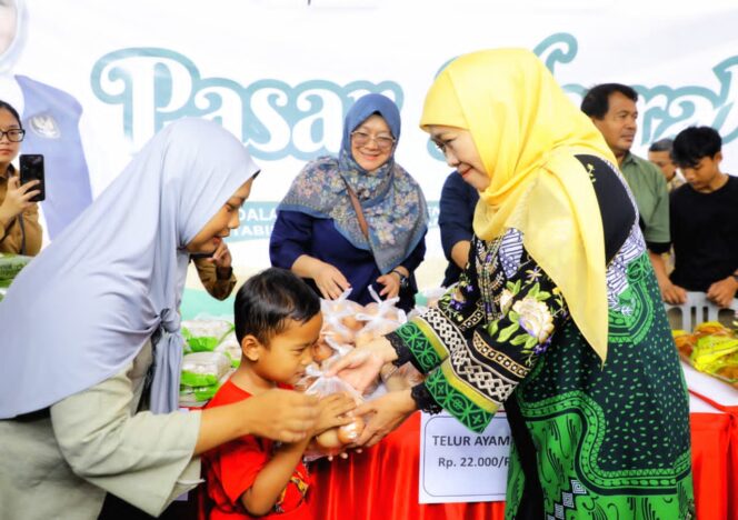 
					Gubernur Khofifah Tegaskan Pasar Murah Ke-300 Jadi Strategi Pemprov Jatim Tekan Lonjakan Harga Sembako