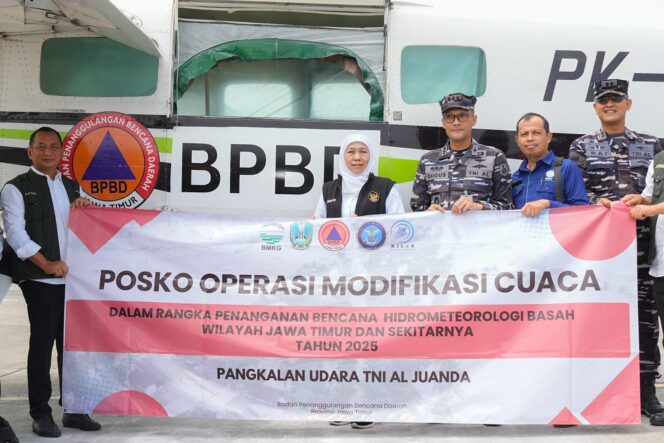 
Gubernur Khofifah Tinjau Posko OMC Juanda, Pastikan Mitigasi Ilmiah Hadapi Ancaman Banjir Musim Hujan di Jatim