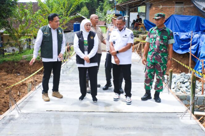 
Gubernur Khofifah Tinjau Rekonstruksi Jembatan Kwaron dan Tambaan Pacitan, Akses Warga Segera Pulih