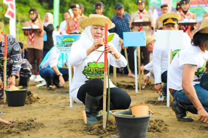 
Gubernur Khofifah Dorong Gerakan Rawat Lingkungan dan Hilirisasi Mangrove pada Festival Mangrove Jatim Ke-9