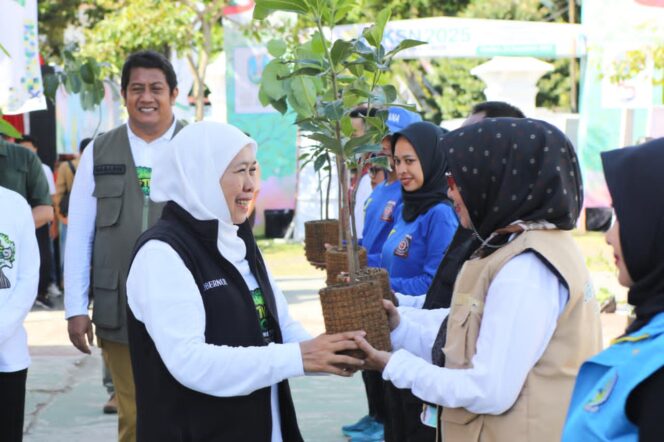 
					Solidaritas Tanpa Batas di Pacitan, Gubernur Khofifah Dorong Hilirisasi Gerakan Tanam Siram Sebagai Amal dan Investasi Keselamatan Generasi