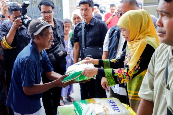
					Jaga Inflasi Akhir Tahun, Gubernur Khofifah Gelar Pasar Murah di Simokerto Surabaya, Pastikan Harga Sembako Stabil Saat Nataru