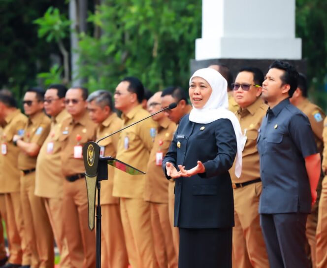 
Terima Apresiasi Kerja Kolektif ASN, Gubernur Khofifah Pimpin Apel Akhir Tahun 2025 dan Siapkan Penyesuaian Anggaran 2026