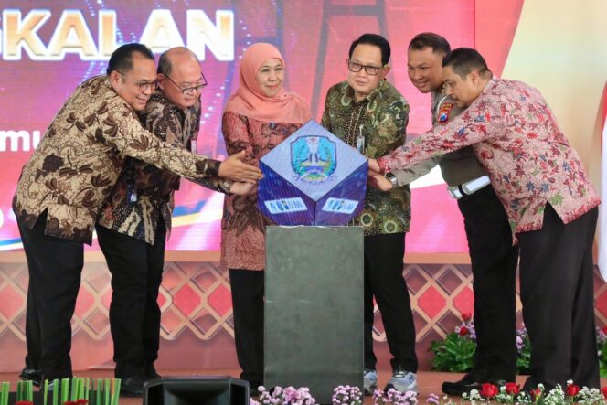 
					Gubernur Khofifah Resmikan Mushala Al Barakah dan Gedung Samsat Bangkalan, Ajak Tim Pembina Samsat Perkuat Sinergi dan Quick Response Publik