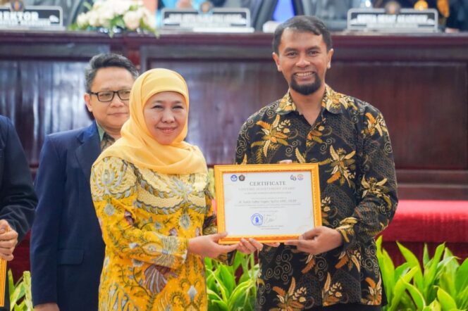 
Sidang Pleno Dies Natalis ke-63 UB, Gubernur Khofifah Tekankan Sinergi UB-Umara’-Masyarakat untuk Ekonomi Tumbuh Inklusif dan  Inovasi Berdampak Nyata