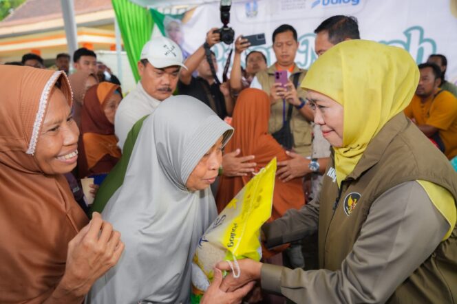 
Gubernur Khofifah Pastikan Pasar Murah Lamongan Tidak Ganggu Pasar Tradisional dan Tepat Sasaran