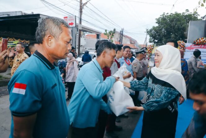 
Gubernur Khofifah Serahkan Ambulans dan Luncurkan RS KORPRI Pura Raharja di Surabaya