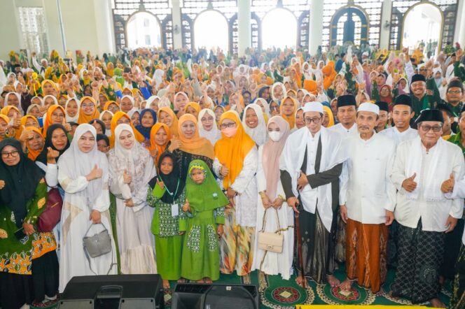 
Kuatkan Spiritualitas Jatim, Gubernur Khofifah Dapat Wejangan Ilmiah dan Kisah Barakah dari Syaikh Mehanna di Acara Khotmil Qur’an dan Istighotsah