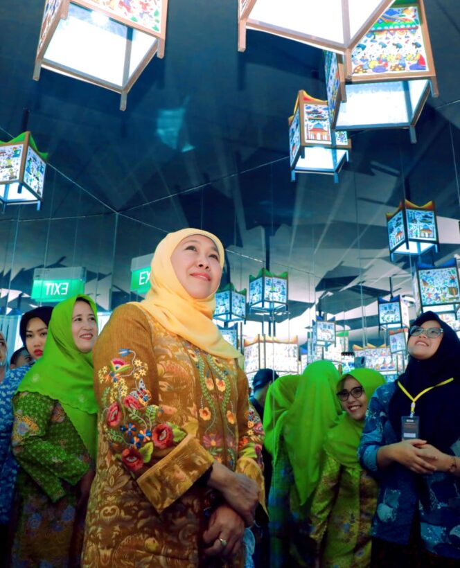 
Gubernur Khofifah Tinjau Pusat Literasi Digital Edukatif Religius GUS, Apresiasi Gagasan Bupati Gresik dalam Merangkum Potensi Daerah Secara Komprehensif