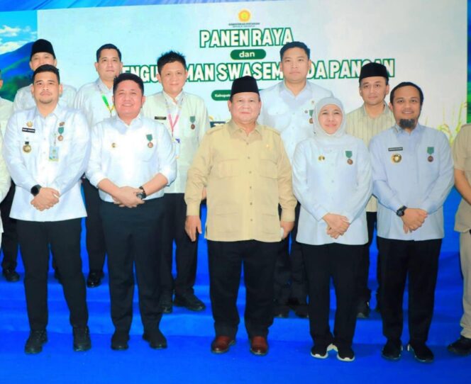 
Riset, Ikhtiar, dan Dedikasi Pangan 2025 Berbuah Penghargaan, Gubernur Khofifah Terima Satyalancana Wira Karya dari Presiden