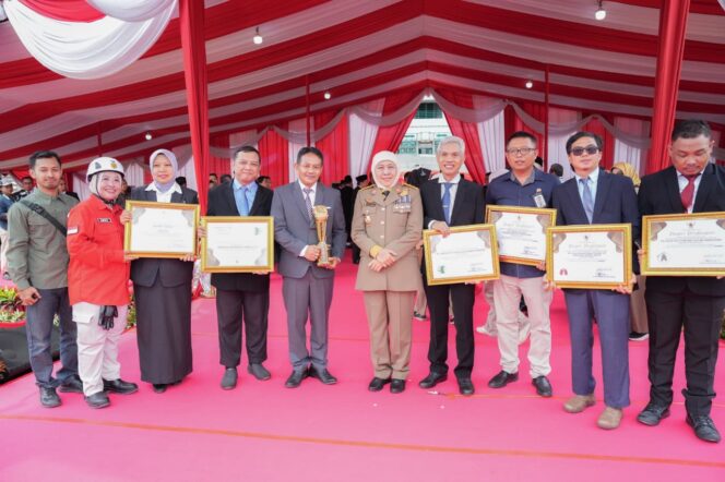 
Gubernur Khofifah Serahkan Penghargaan K3 kepada 717 Perusahaan, Tekankan Kolaborasi Lindungi Pekerja