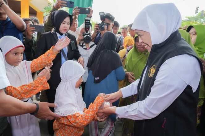 
Gubernur Khofifah Kembali Gelar Pasar Murah di Gresik, Warga Antusias Sambut Harga Pangan Murah