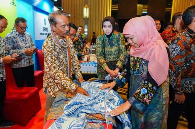 
Gubernur Khofifah Perkuat Konektivitas Perdagangan Jatim–Jateng lewat Misi Dagang Bernilai Rp3,152 Triliun di Semarang