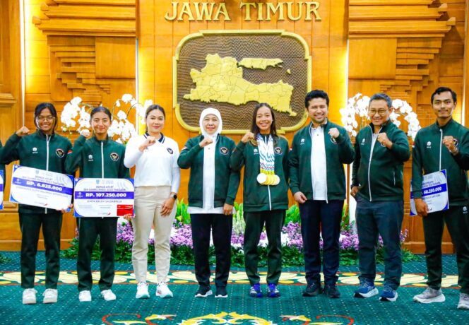 
Gubernur Khofifah Tegaskan Jatim Lumbung Atlet Dunia dengan Penyerahan Bonus SEA Games XXXIII Senilai Rp 8 Miliar