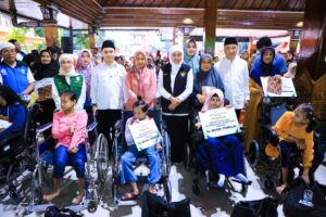 Gubernur Khofifah Salurkan Zakat Produktif Rp25 Juta untuk Usaha Masyarakat Mojokerto