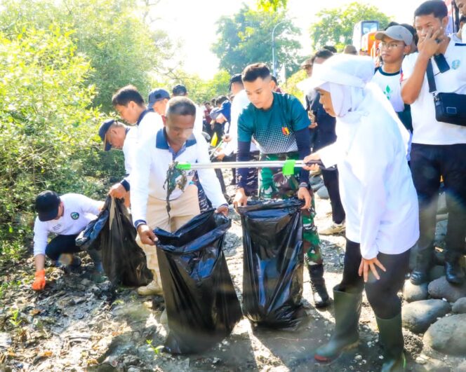 
Gubernur Khofifah Instruksikan Gerakan Serentak Pengelolaan Sampah se-Jatim Usai Aksi Kurve Pantai Tambak Wedi