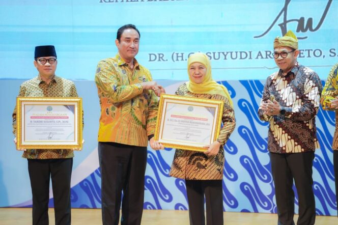 
Gubernur Khofifah Terima Penghargaan BNN RI, Komitmen Jawa Timur Bersih Narkoba Diakui Nasional