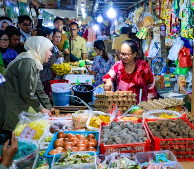 
Gubernur Khofifah Soroti Kenaikan Cabai Rawit di Pasar Tambakrejo, Dorong Penambahan Suplai MinyaKita