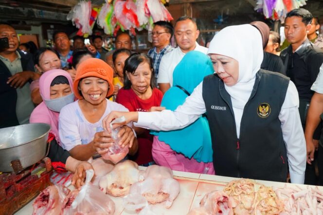 
Gubernur Khofifah Blusukan ke Pasar Dukuh Kupang, Tegaskan Kendalikan Inflasi dan Stabilkan Harga