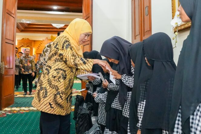 
Gubernur Khofifah dan Wagub Emil Rayakan Setahun Kepemimpinan dengan Aksi Sosial di Grahadi