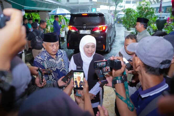 
Perkuat Jatim Sejahtera, Gubernur Khofifah Salurkan Bansos dan Zakat Produktif bagi Warga Malang