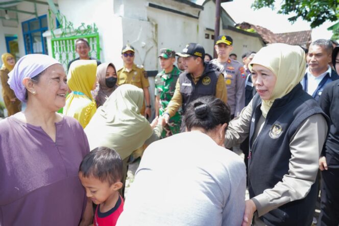 
Gubernur Khofifah Gerak Cepat Tangani Dampak Banjir di Enam Kecamatan Probolinggo