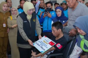Gubernur Khofifah Distribusikan PKH Plus dan Bantuan Kemandirian Ekonomi di Probolinggo