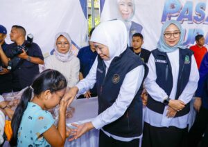 Gubernur Khofifah Indar Parawansa Turun Langsung Gelar Pasar Murah Ramadhan di Banyuwangi
