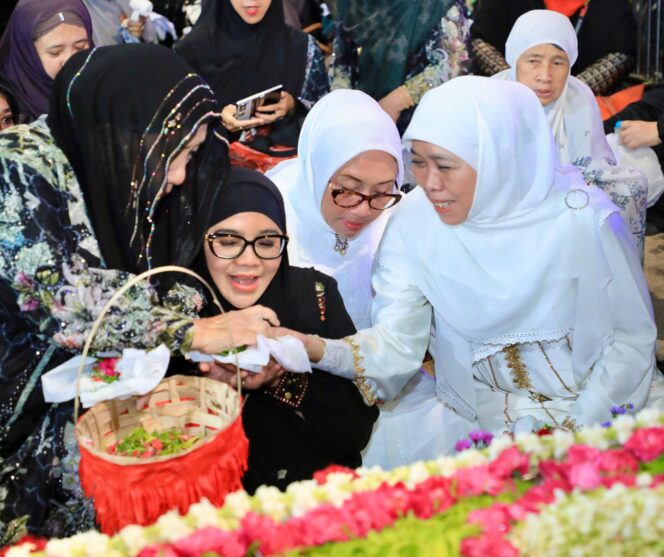 
Haul Sunan Ampel ke-549 Jadi Momentum Muhasabah, Khofifah Ajak Perkuat Moral dan Tata Krama