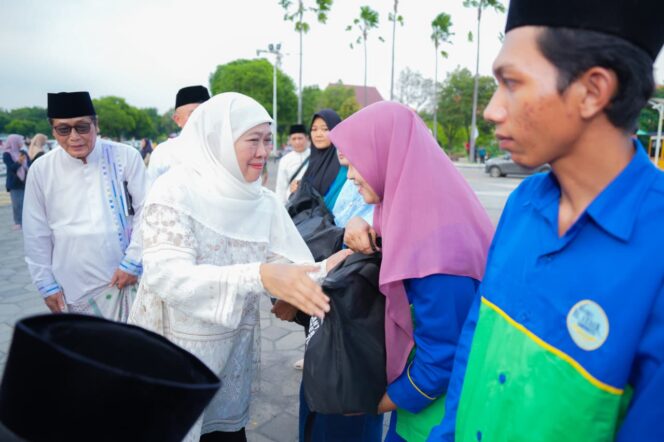 
Gubernur Khofifah Ringankan Beban Ojol dan Marbot Jelang Puasa, Tegaskan Ramadhan Momentum Kesholehan Sosial