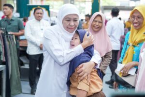 Gubernur Khofifah Serahkan Bantuan dan Voucher Belanja bagi Siswa Berkebutuhan Khusus