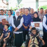 Gubernur Khofifah Serahkan Bantuan PKH Plus, Disabilitas, dan Kemiskinan Ekstrem