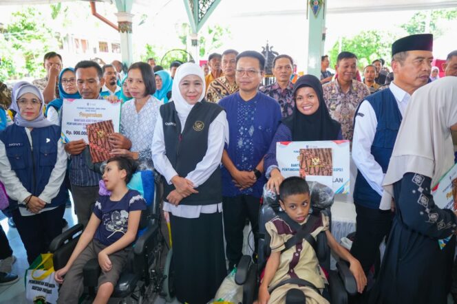 
Gubernur Khofifah Serahkan Bantuan PKH Plus, Disabilitas, dan Kemiskinan Ekstrem