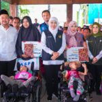 Gubernur Khofifah Bagikan Zakat Produktif dan Bantuan Desa Berdaya di Gresik