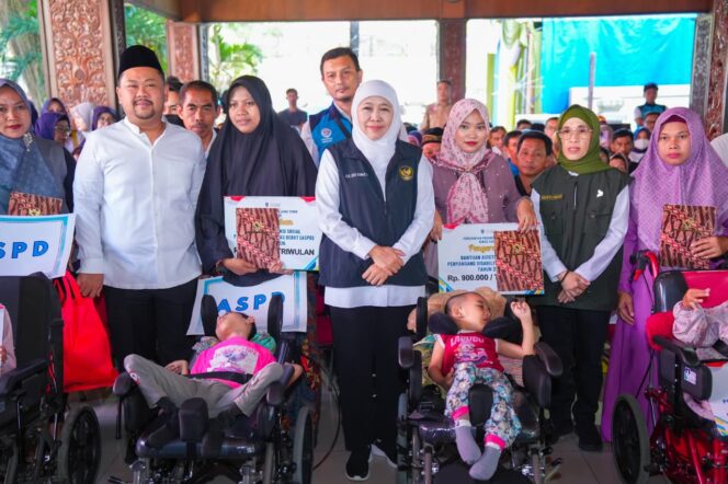 
Gubernur Khofifah Bagikan Zakat Produktif dan Bantuan Desa Berdaya di Gresik