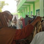 Tanamkan Kepedulian Sosial, SMP Islam Al Madinah Jombang Bagikan Ratusan Pakaian, Sayur, dan Takjil kepada Warga
