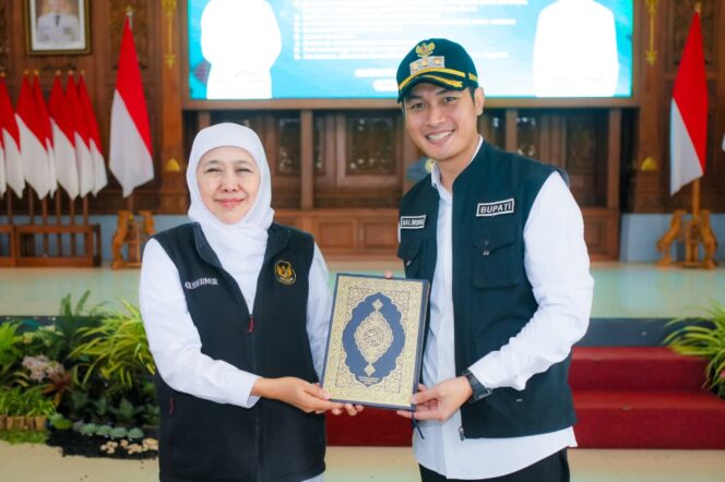 
Gubernur Khofifah Sebarkan Mushaf Madinah Hadiah Raja Salman, Perkuat Nilai Spiritual Ramadan di Jatim