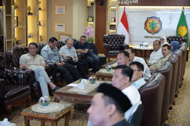 
Mentan Amran Pastikan Stok Beras Nasional Aman Meski Ada Ancaman Kekeringan