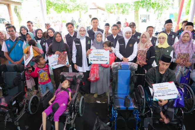 
Gubernur Khofifah Indar Parawansa Dorong Kemandirian Ekonomi Warga Banyuwangi melalui Bansos dan Zakat Produktif